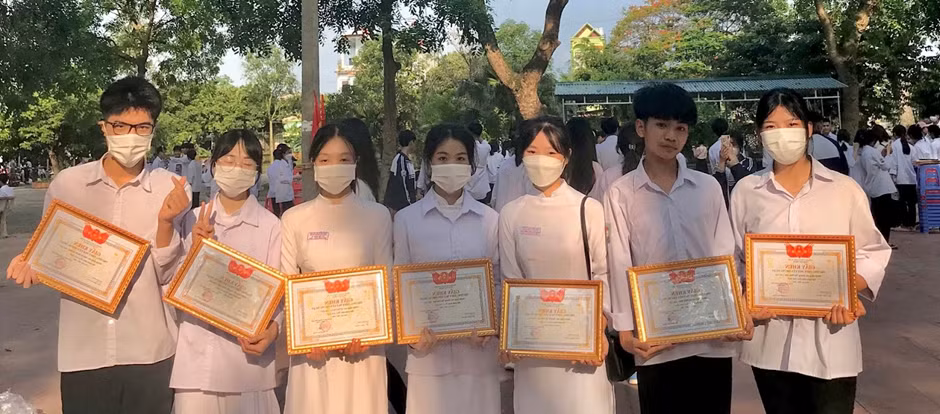 Lê Minh Hiếu cùng các bạn của mình nhận giấy khen tại Trường THPT Nguyễn Trung Ngạn. (Ảnh NVCC)