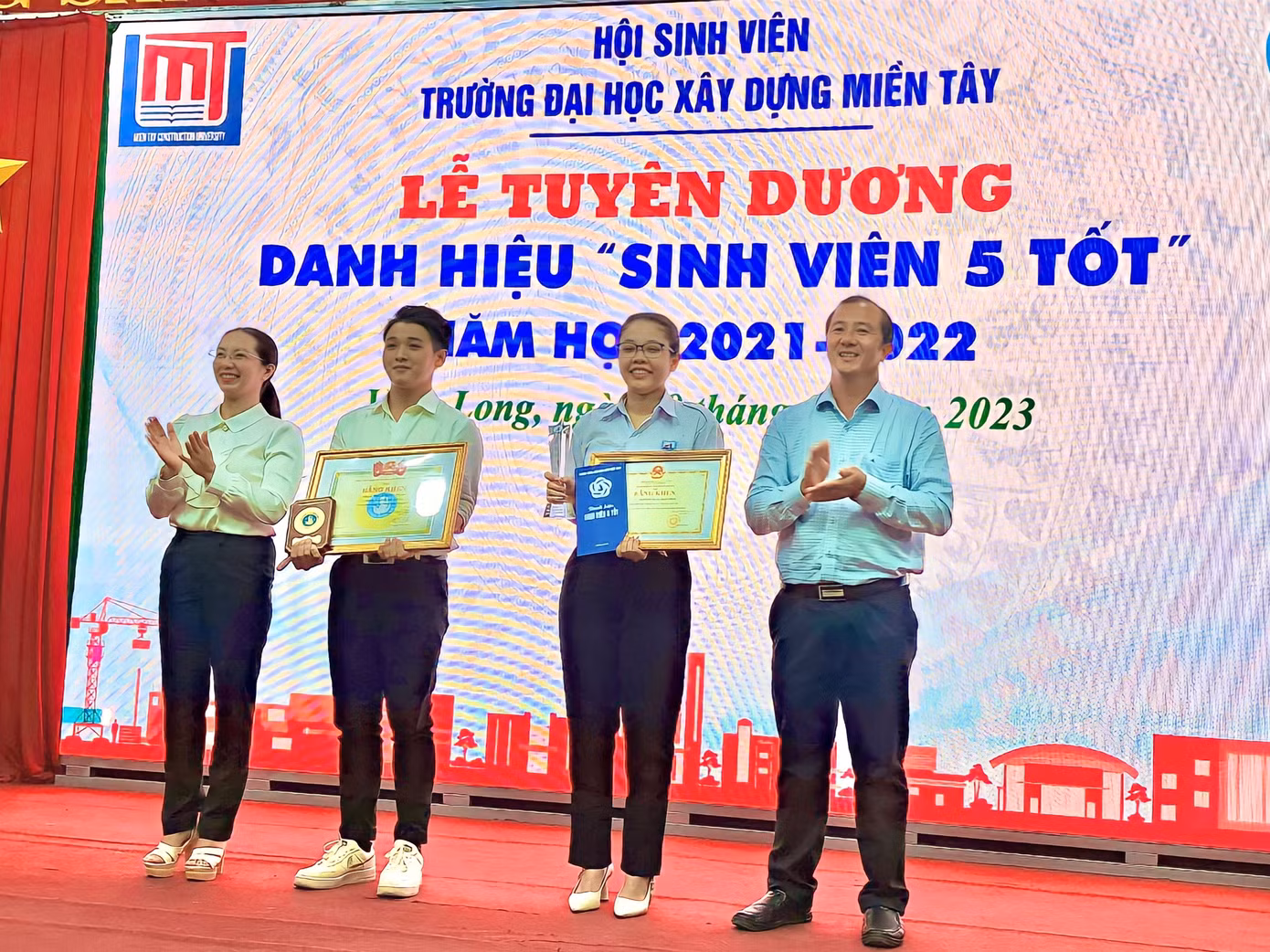 Phước Trung (thứ hai từ trái sang) trong Lễ tuyên dương Danh hiệu "Sinh viên 5 tốt" năm học 2021 - 2022. Phước Trung (thứ hai từ trái sang) trong Lễ tuyên dương Danh hiệu "Sinh viên 5 tốt" năm học 2021 - 2022.