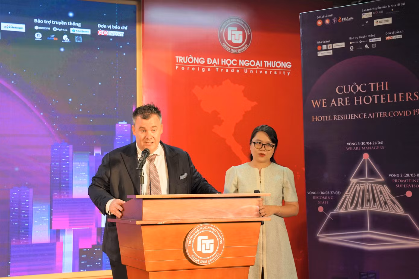 Ông David Pearson - Giám đốc khu vực Sale và Marketing Khách sạn InterContinental Hanoi Westlake - đại diện tài trợ và nhà bảo trợ chuyên môn phát biểu tại chương trình. Ông David Pearson - Giám đốc khu vực Sale và Marketing Khách sạn InterContinental Hanoi Westlake - đại diện tài trợ và nhà bảo trợ chuyên môn phát biểu tại chương trình.