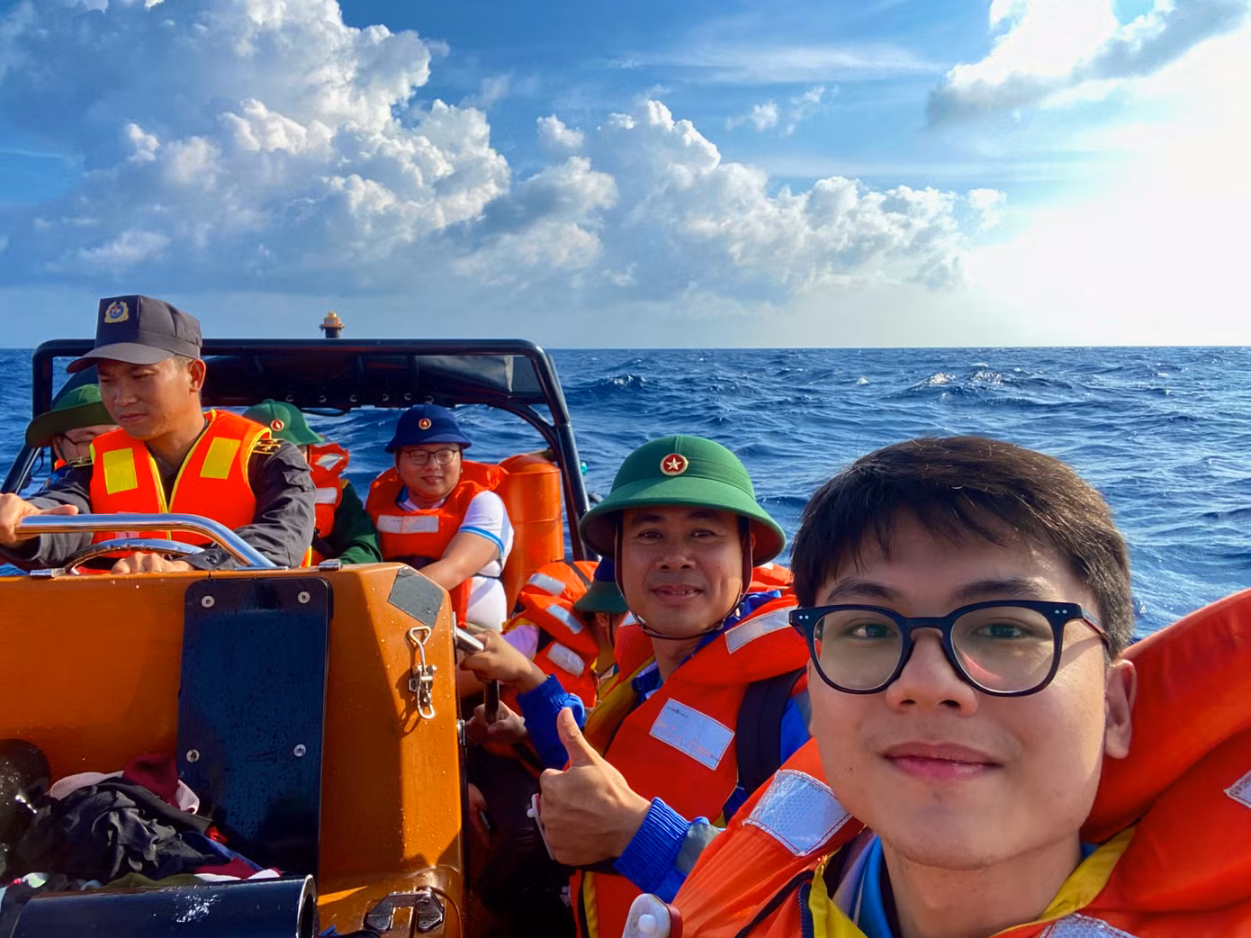 Chuyến hải trình sinh viên với biển đảo Tổ quốc đến với quần đảo Trường Sa (tỉnh Khánh Hòa).