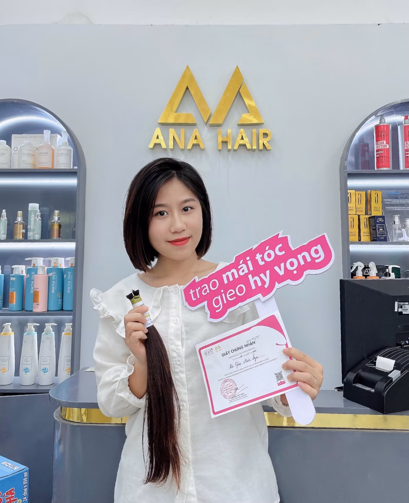 Minh Ngọc tham gia hiến tóc tặng cho các bệnh nhân ung thư.