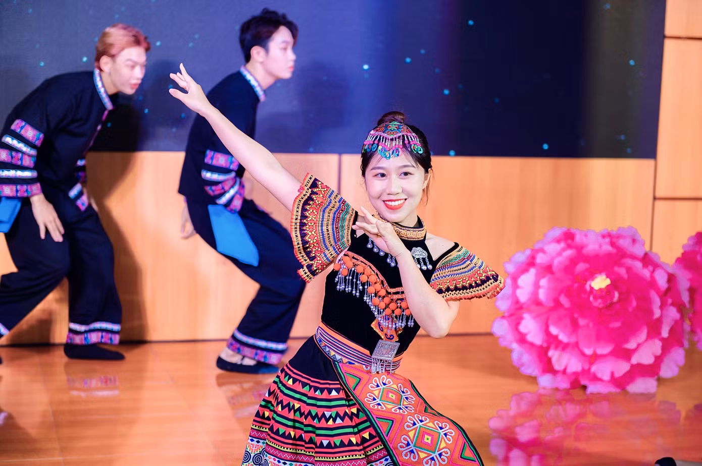 Minh Ngọc tích cực tham gia các hoạt động văn hoá văn nghệ.