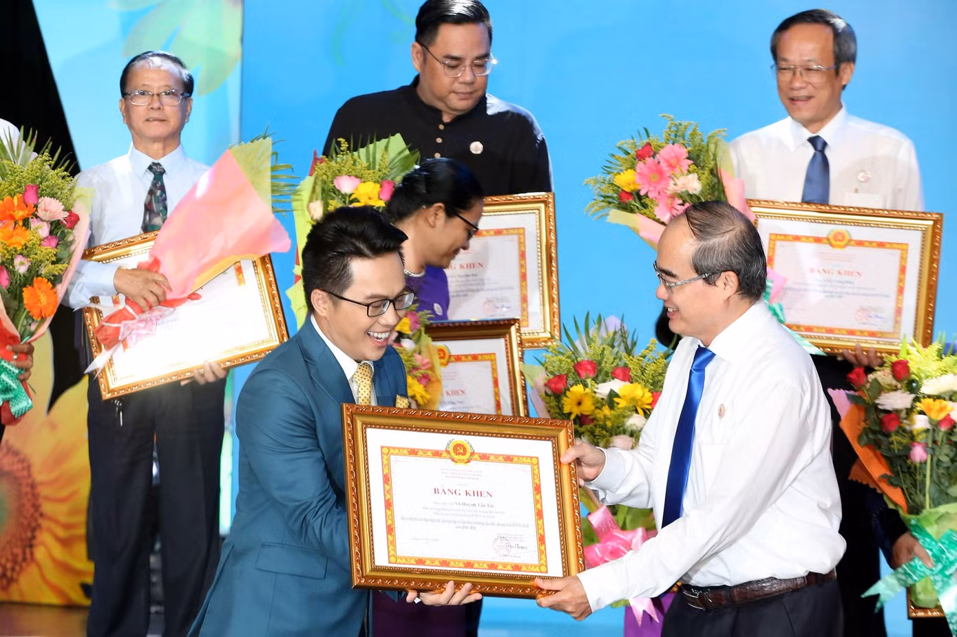 Nam BTV nhận bằng khen do Ban tuyên giáo Thành ủy khen tặng. Nam BTV nhận bằng khen do Ban tuyên giáo Thành ủy khen tặng.