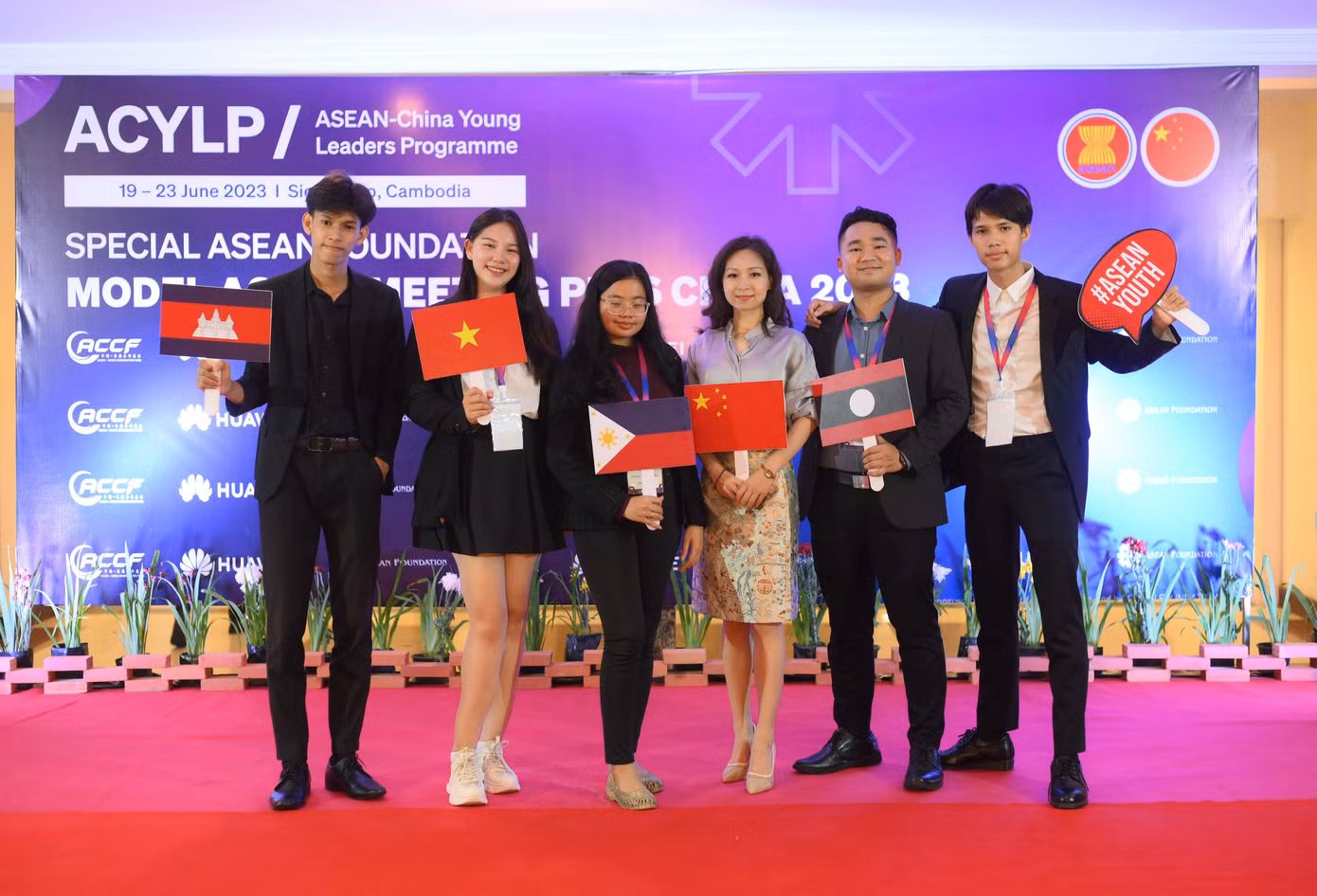 Trang cùng đoàn Việt Nam tham dự Special ASEAN Foundation Model ASEAN Meeting 2023.