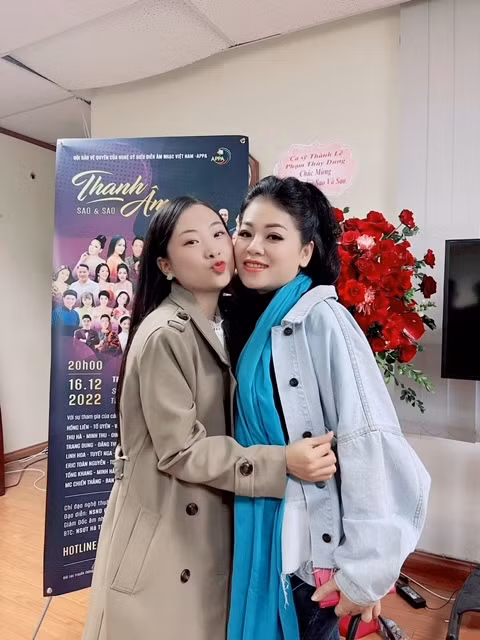 Minh Hằng và nghệ sĩ Anh Thơ.