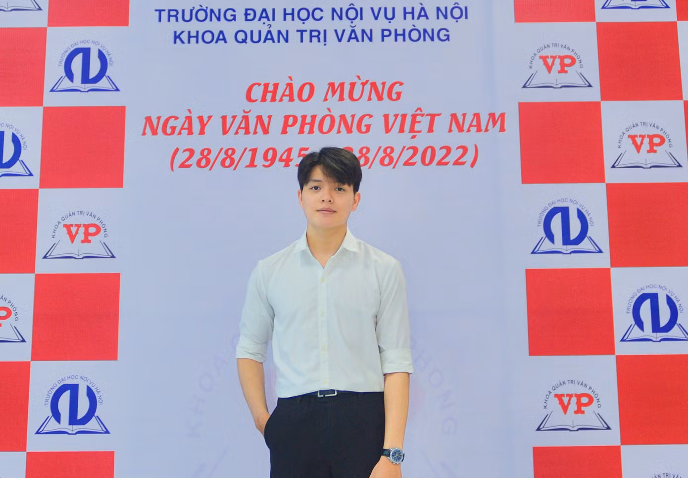Hồng Quân cho biết để trở thành một chuyên viên văn phòng thì đầu tiên phải có sự yêu thích và đam mê thì mới có thể theo nghề và gắn bó một cách lâu dài.