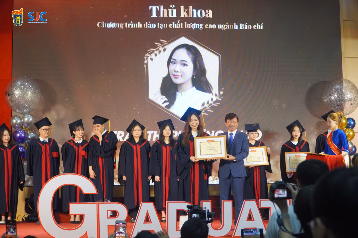Trần Thị Phương Thảo, thủ khoa đầu ra chuyên ngành Báo chí CLC trường Đại học Khoa học Xã hội và Nhân văn, ĐHQG Hà Nội.
