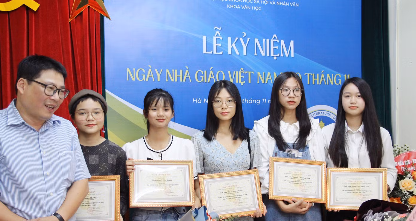 Thùy Linh (ngoài cùng bên phải) nhận học bổng Thu hút tài năng 9 ngành Khoa học cơ bản nhân dịp kỷ niệm ngày Nhà Giáo Việt Nam 20 - 11.