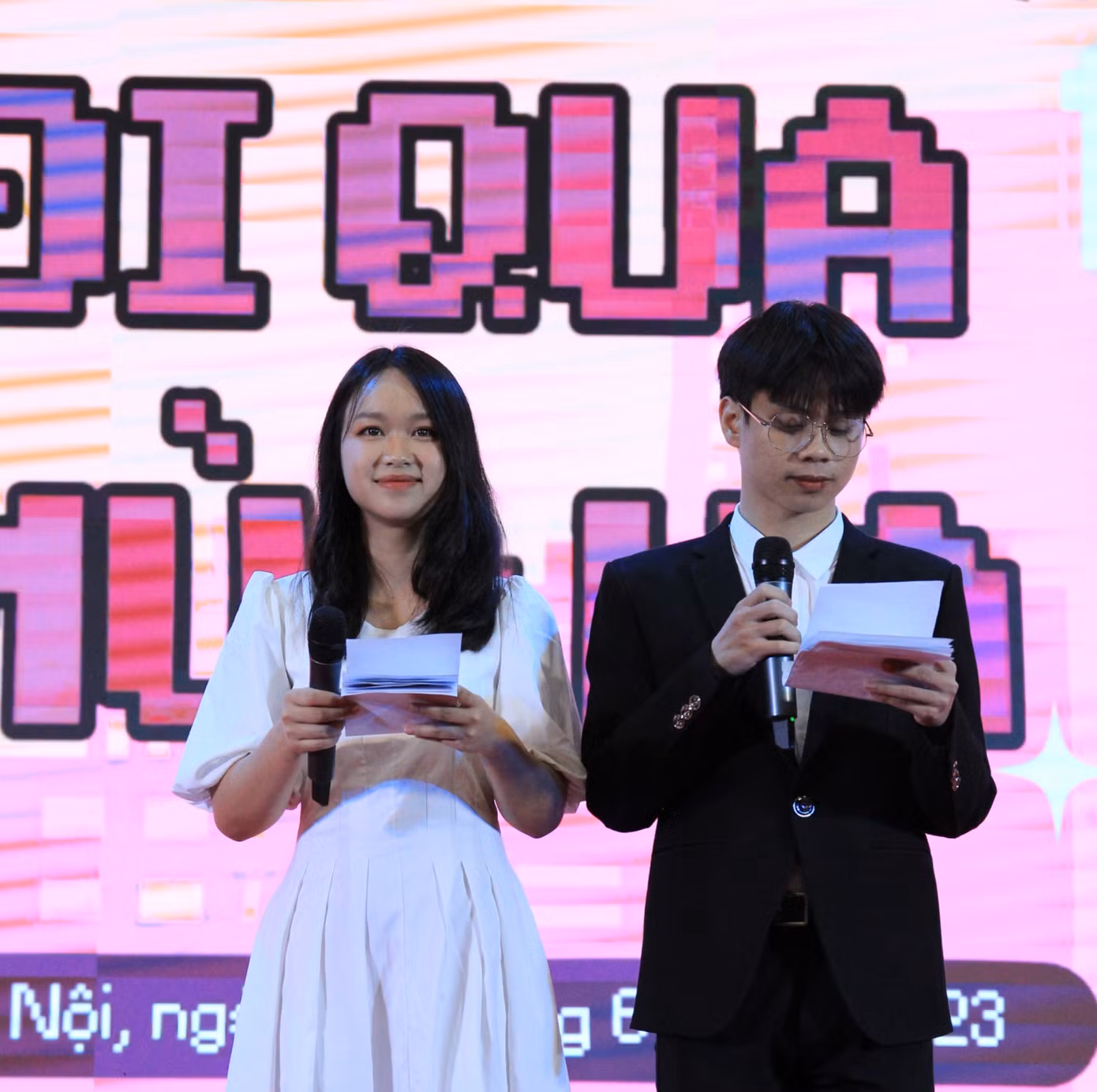 Thùy Linh với vai trò MC.