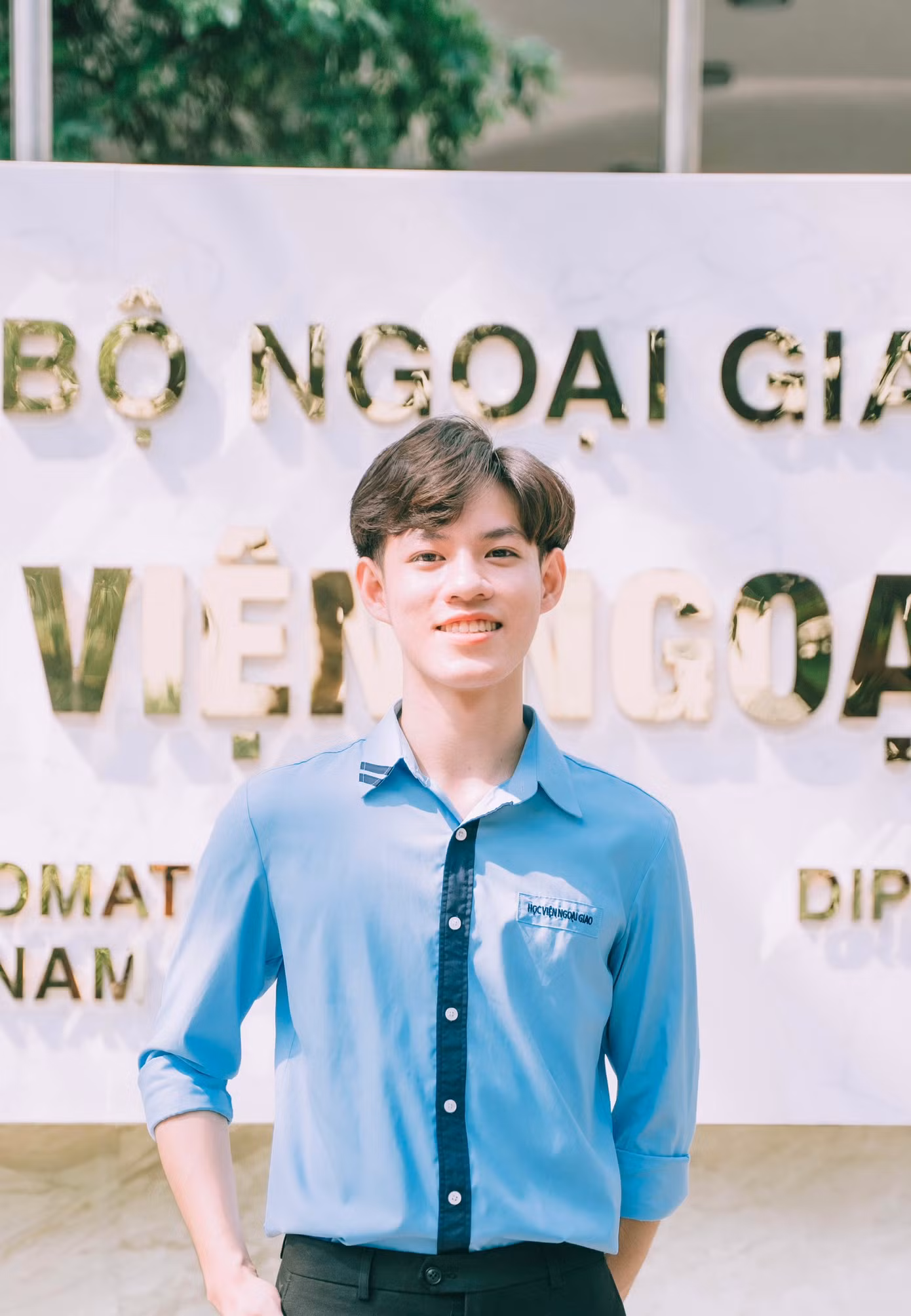 Vũ Minh Hiếu (Phú Thọ) đã tốt nghiệp Học viện Ngoại giao và hiện đang làm việc tự do với vai trò là một biên phiên dịch viên và giáo viên tiếng Trung.