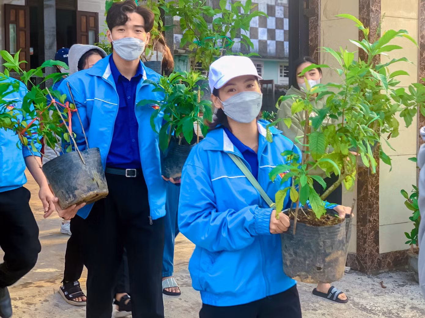 Tham gia chương trình “Chủ nhật xanh”, thực hiện mô hình Tuyến đường hoa Thanh niên của thành phố Huế. Tham gia chương trình “Chủ nhật xanh”, thực hiện mô hình Tuyến đường hoa Thanh niên của thành phố Huế.