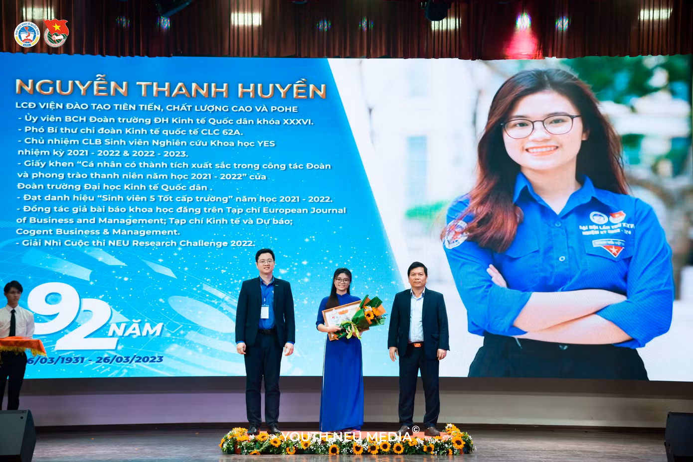 Thanh Huyền nhận giải thưởng 26/3 cho TOP 20 Cán bộ Đoàn tiêu biểu NEU.