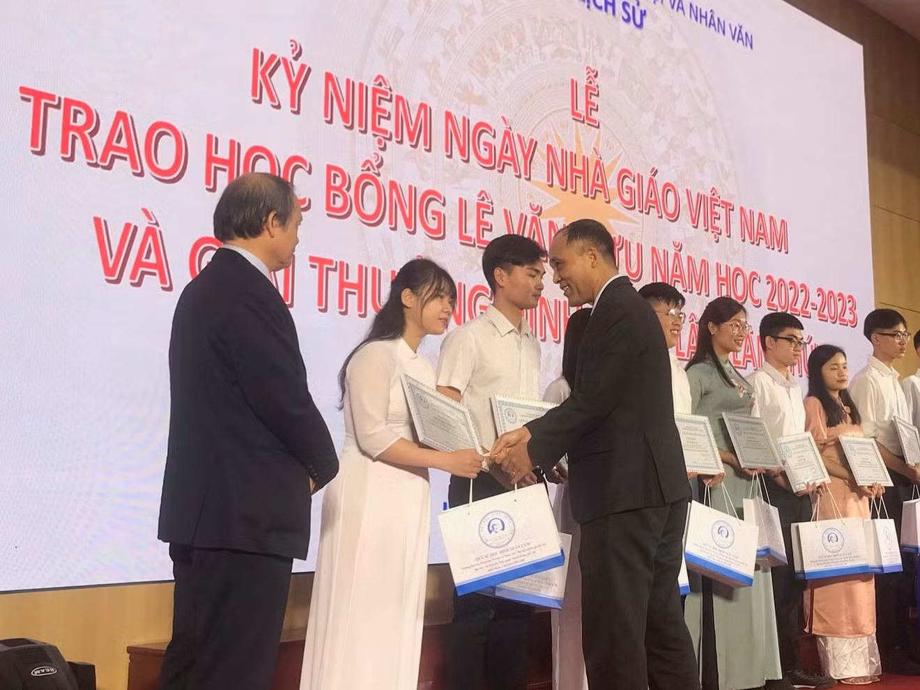 PGS. TS. Vũ Văn Quân, Trưởng khoa Lịch sử tặng quà Nhật Trân khi nhận Giải thưởng Sử học Đinh Xuân Lâm năm 2022.