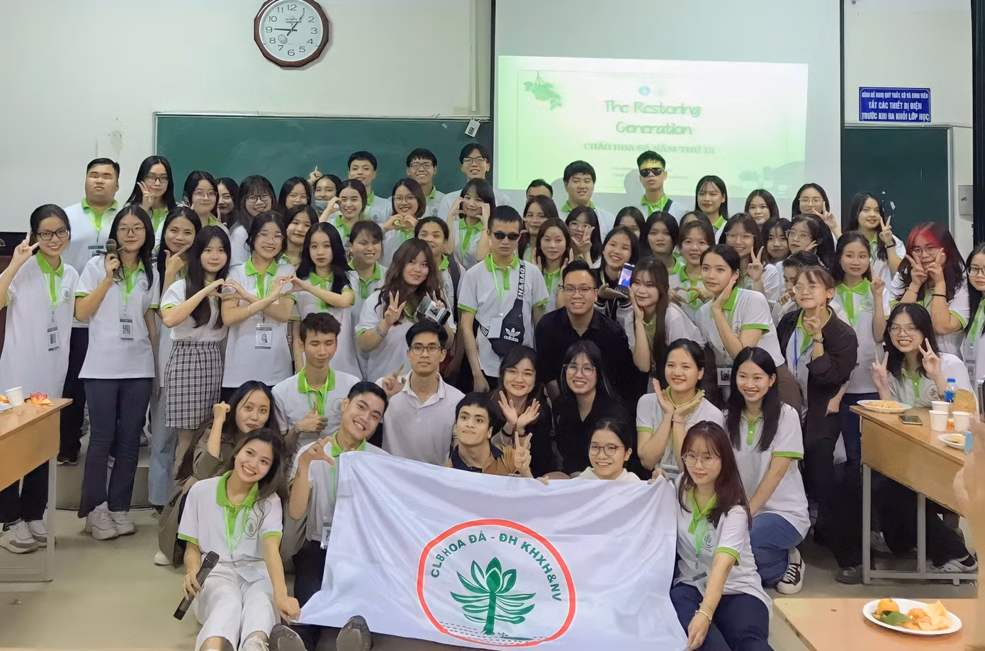Huệ trong chương trình chào thành viên nhiệm kỳ năm học 2022-2023 của CLB Hoa đá. Huệ trong chương trình chào thành viên nhiệm kỳ năm học 2022-2023 của CLB Hoa đá.