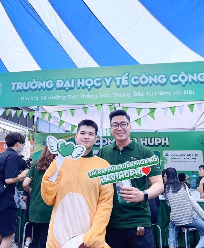 Anh Hoàng Ngọc Ánh (bên phải) tham gia hỗ trợ Ngày hội tư vấn tuyển sinh 2022.