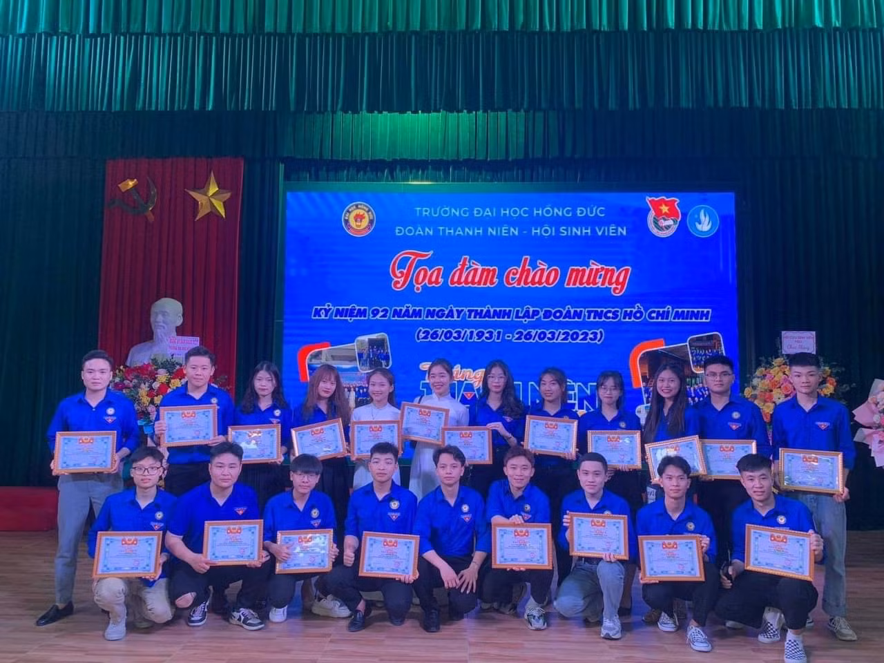 Anh nhận giấy khen đạt thành tích xuất sắc trong công tác Đoàn và phong trào thanh niên dịp 26/3 cùng Tổng đội thanh niên Xung Kích Trường Đại học Hồng Đức.
