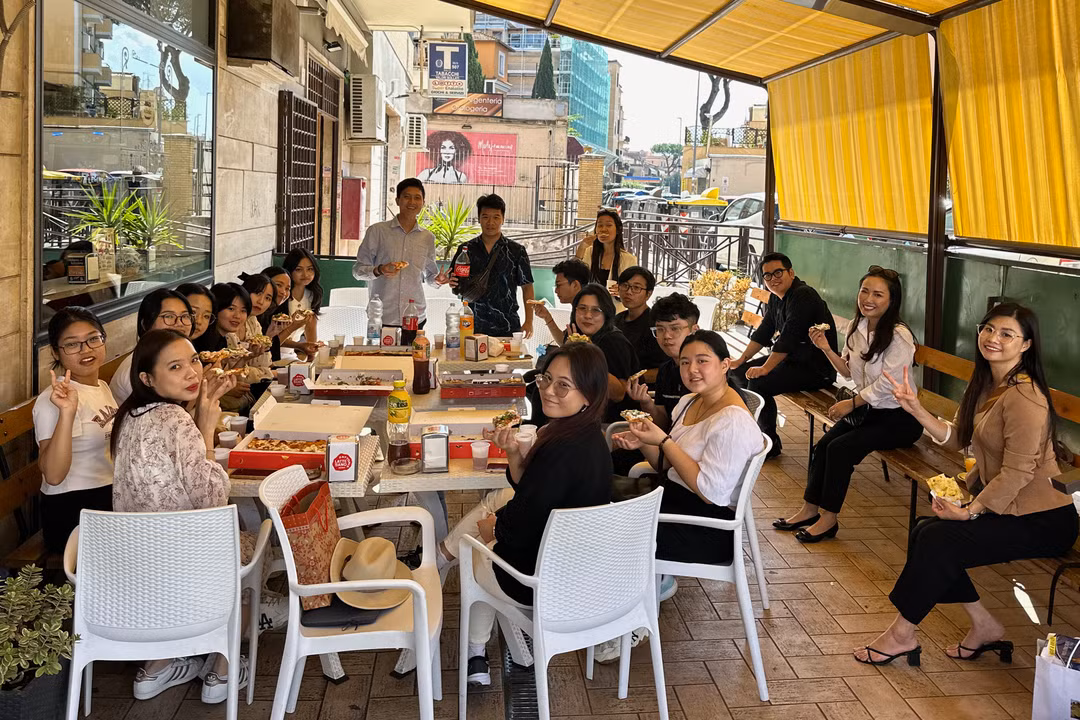Buổi gặp mặt vào cuối tuần của các sinh viên Việt Nam tại Roma. Buổi gặp mặt vào cuối tuần của các sinh viên Việt Nam tại Roma.