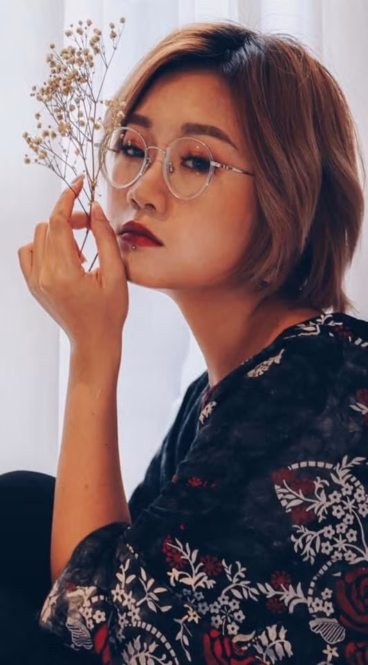 Đông Đông, sinh năm 1997, cựu sinh viên trường Đại học Hà Nội. Đông Đông, sinh năm 1997, cựu sinh viên trường Đại học Hà Nội.