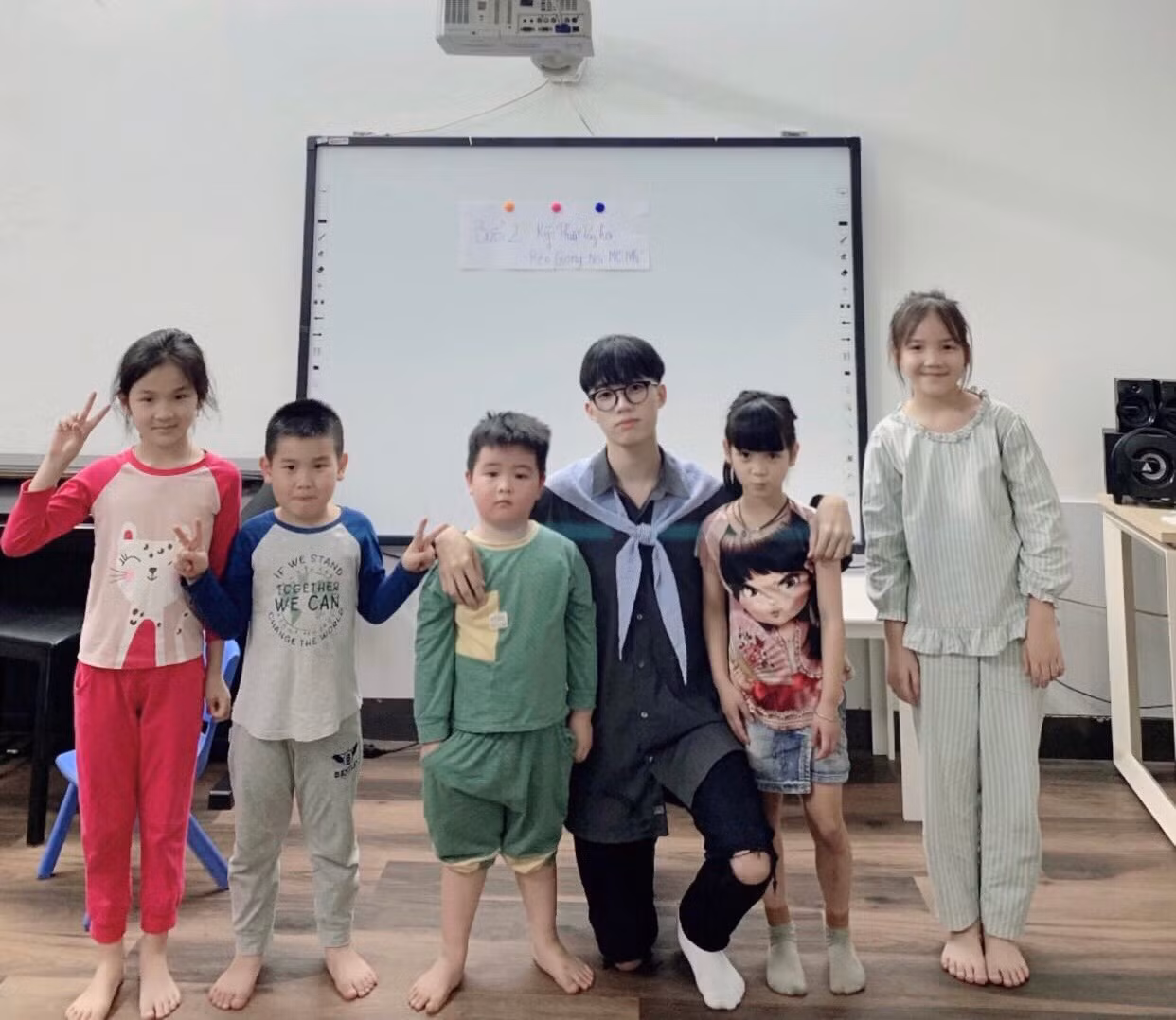 Tiến Đạt đang là một giảng viên cho một trung tâm đào tạo kỹ năng mềm cho trẻ em từ 5-12 tuổi.
