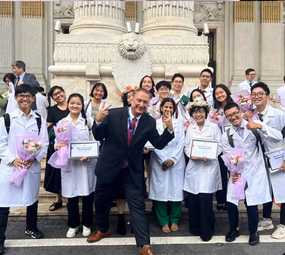 Vân Khanh và các sinh viên Y chụp cùng GS. David Bangsberg - Quyền Hiệu trưởng Trường Đại học VinUni, Viện trưởng Viện Khoa học Sức khỏe.