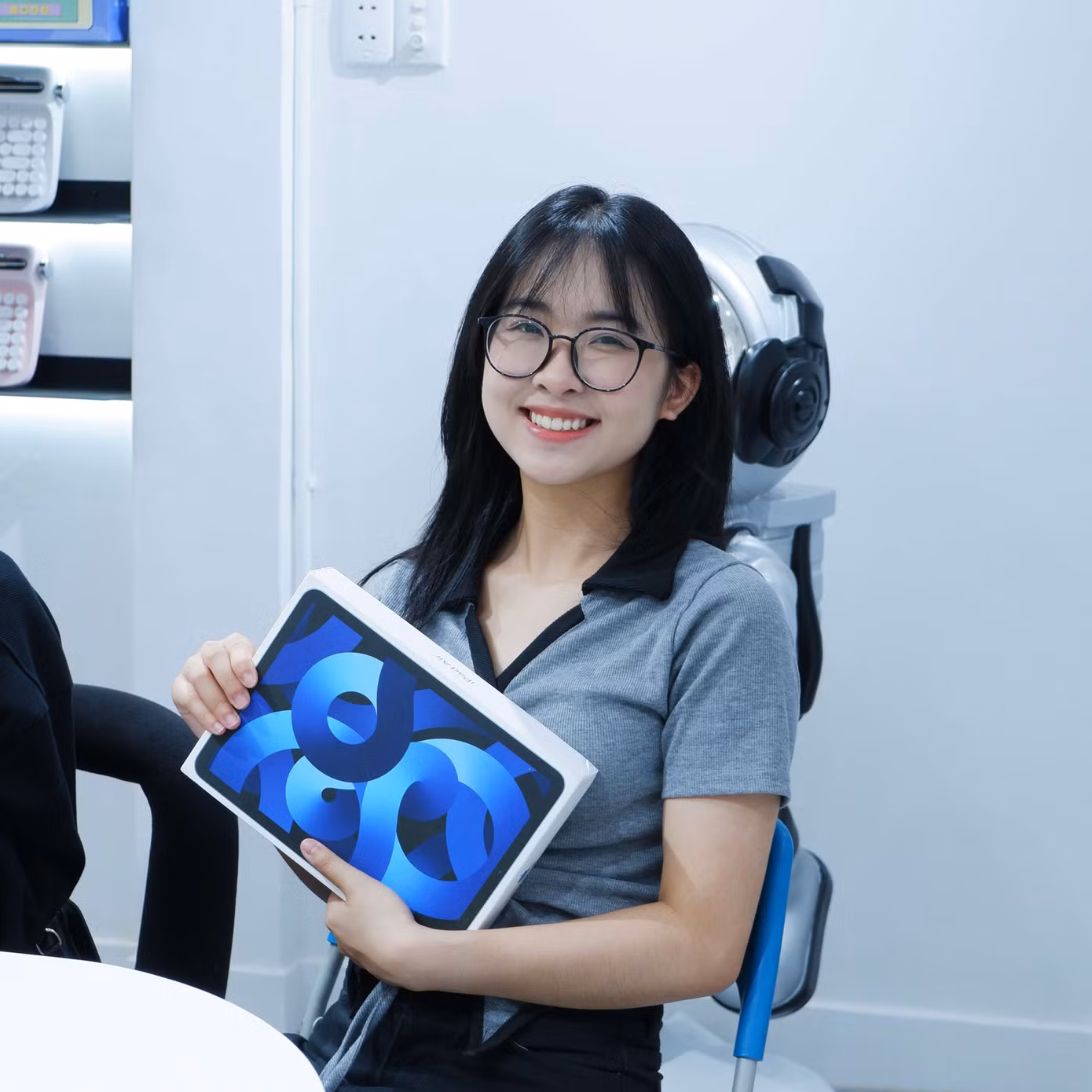 Nguyễn Thị Ngọc Hà là sinh viên năm 3 khoa Truyền thông và Văn hóa đối ngoại, Học viện Ngoại giao. Nguyễn Thị Ngọc Hà là sinh viên năm 3 khoa Truyền thông và Văn hóa đối ngoại, Học viện Ngoại giao.