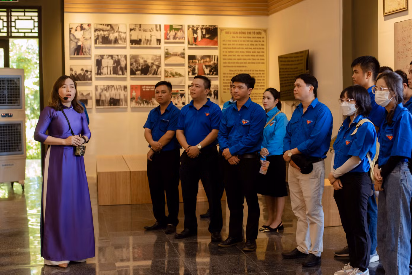 Người trẻ được tham quan và lắng nghe những câu chuyện lịch sử về đồng chí Tố Hữu và quá trình hoạt động cách mạng ở nhà lưu niệm tại Quảng Điền.