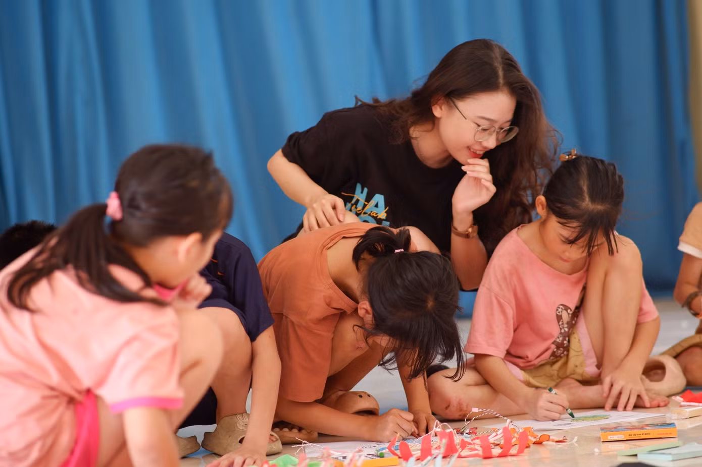 Liên tham gia tình nguyện giúp đỡ các em bé vùng cao. Liên tham gia tình nguyện giúp đỡ các em bé vùng cao.