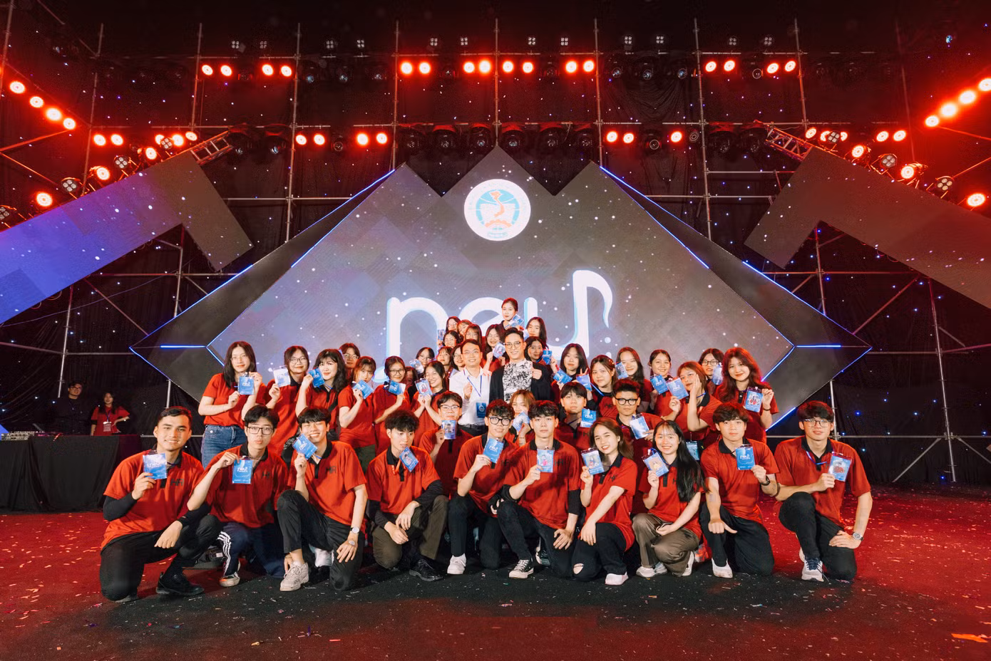 Diễn viên Chí Nhân - ThS. Nguyễn Đức Nhân cùng Ban Chấp hành Liên Chi đoàn Khoa Kinh tế và Quản lý nguồn nhân lực tại NEU Concert 2023.