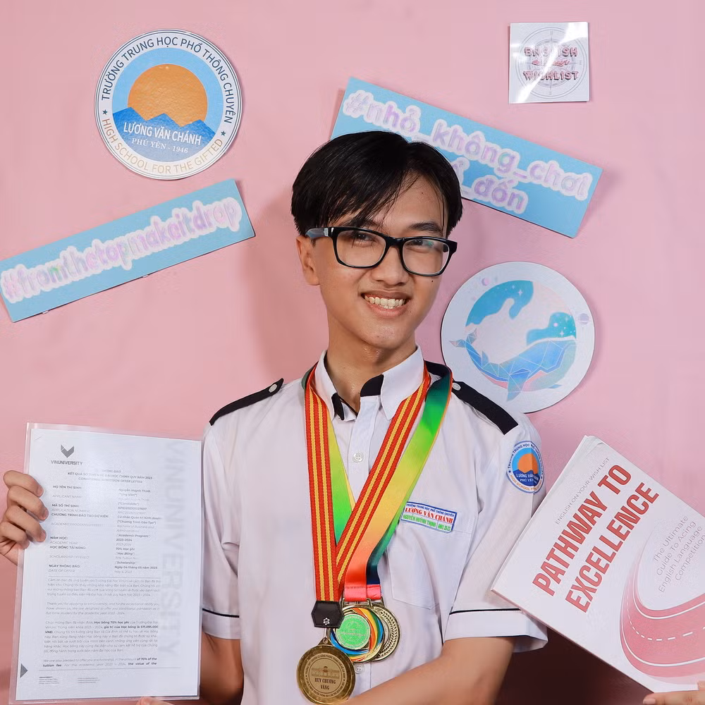Nguyễn Huỳnh Thịnh là cựu học sinh lớp chuyên Anh 1, Trường THPT chuyên Lương Văn Chánh, tỉnh Phú Yên. Nguyễn Huỳnh Thịnh là cựu học sinh lớp chuyên Anh 1, Trường THPT chuyên Lương Văn Chánh, tỉnh Phú Yên.