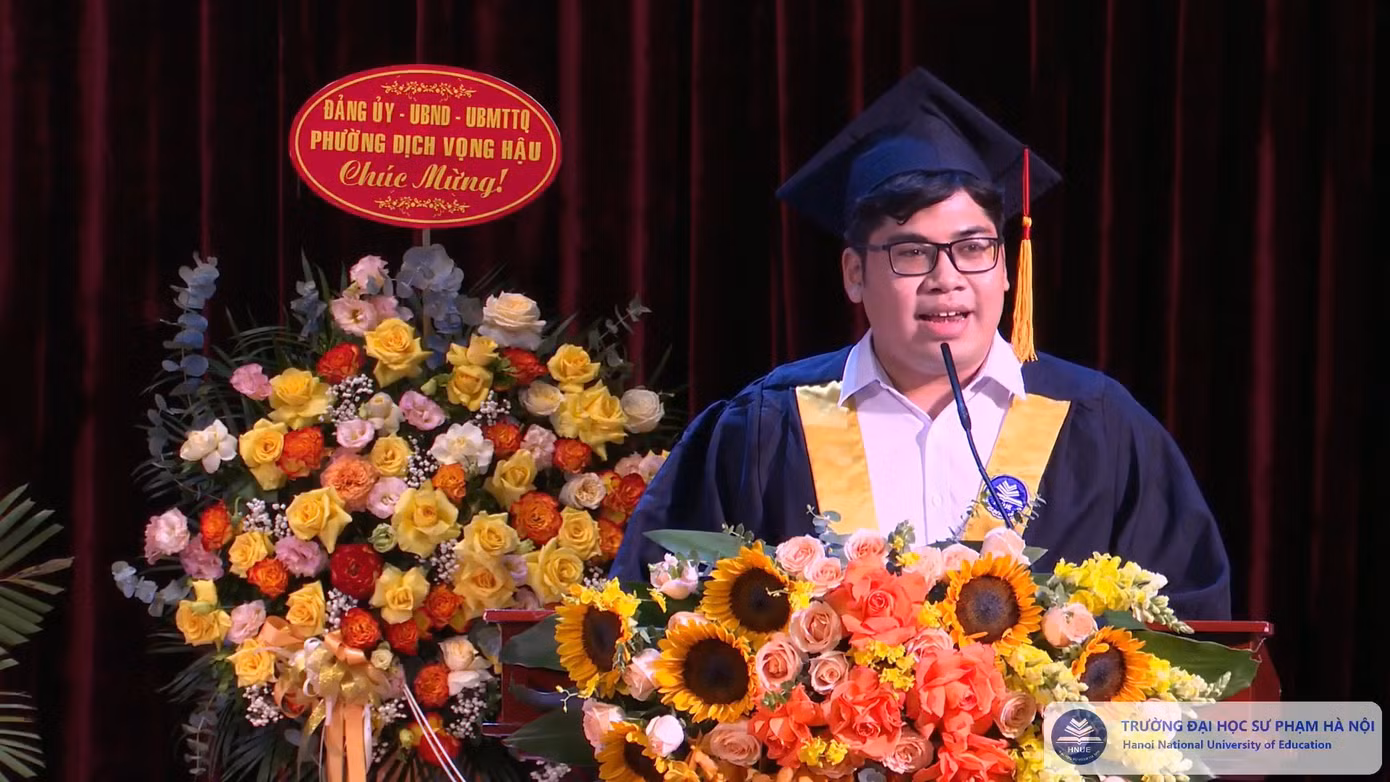 Thạch đại diện sinh viên phát biểu trong lễ bế giảng của trường ĐH Sư phạm Hà Nội.