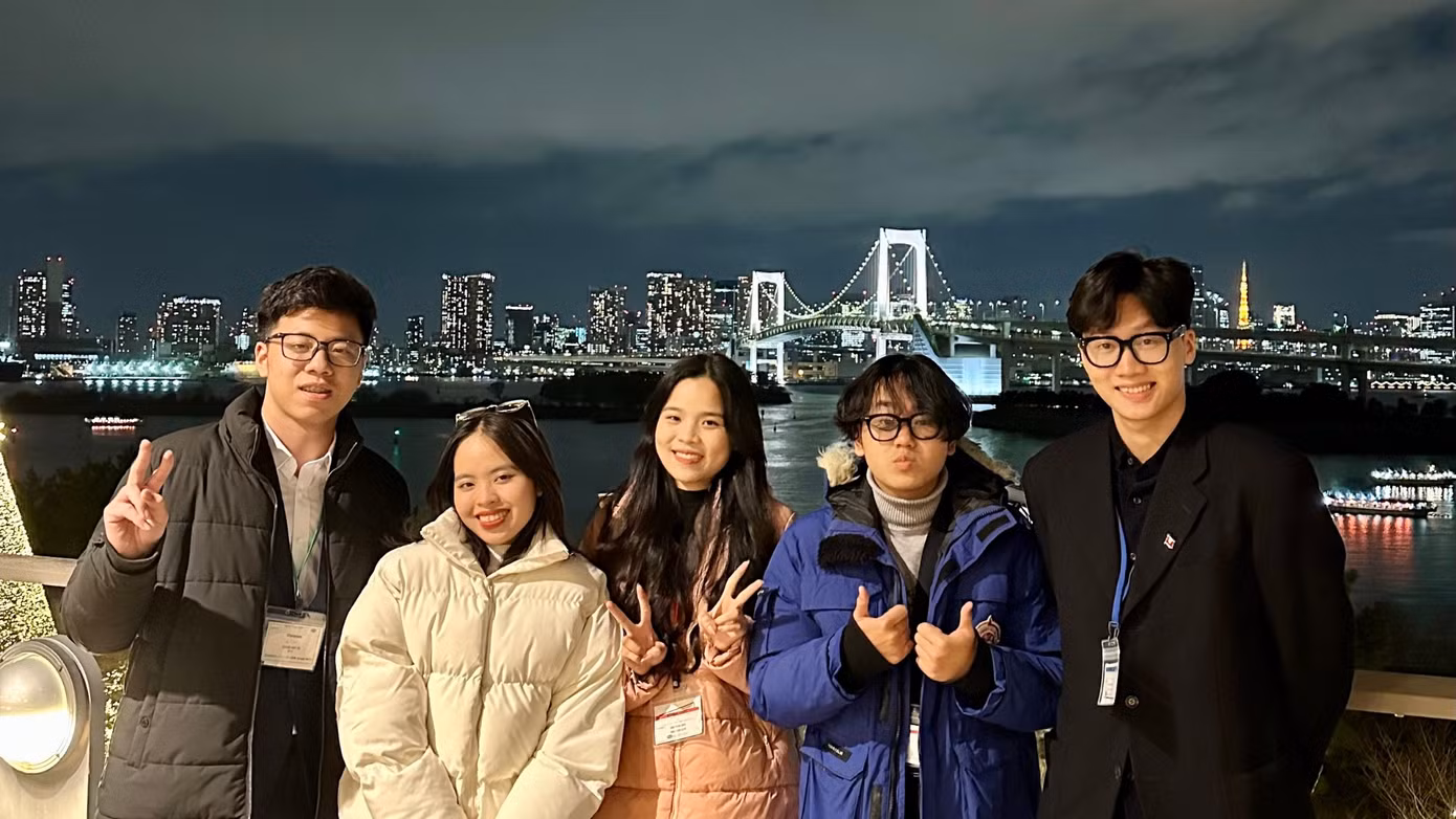Châu Giang (thứ 2 từ trái qua) và các bạn tham quan Tokyo về đêm.