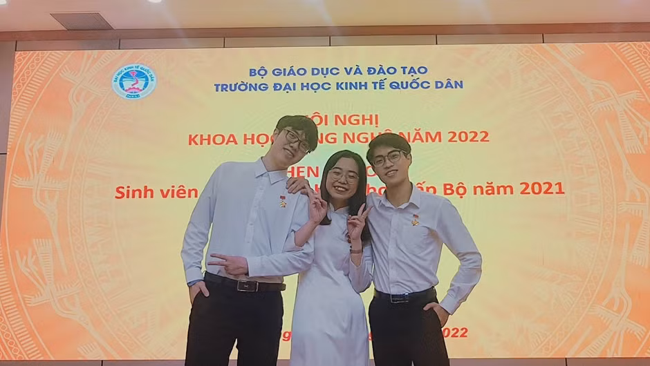 Ngọc Minh (ở giữa) cùng đồng đội tại Lễ trao giải Nghiên cứu khoa học sinh viên cấp Bộ năm 2022.