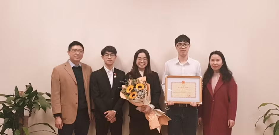 Ngọc Minh cùng Bằng khen của Bộ trưởng Bộ Giáo dục và Đào tạo.