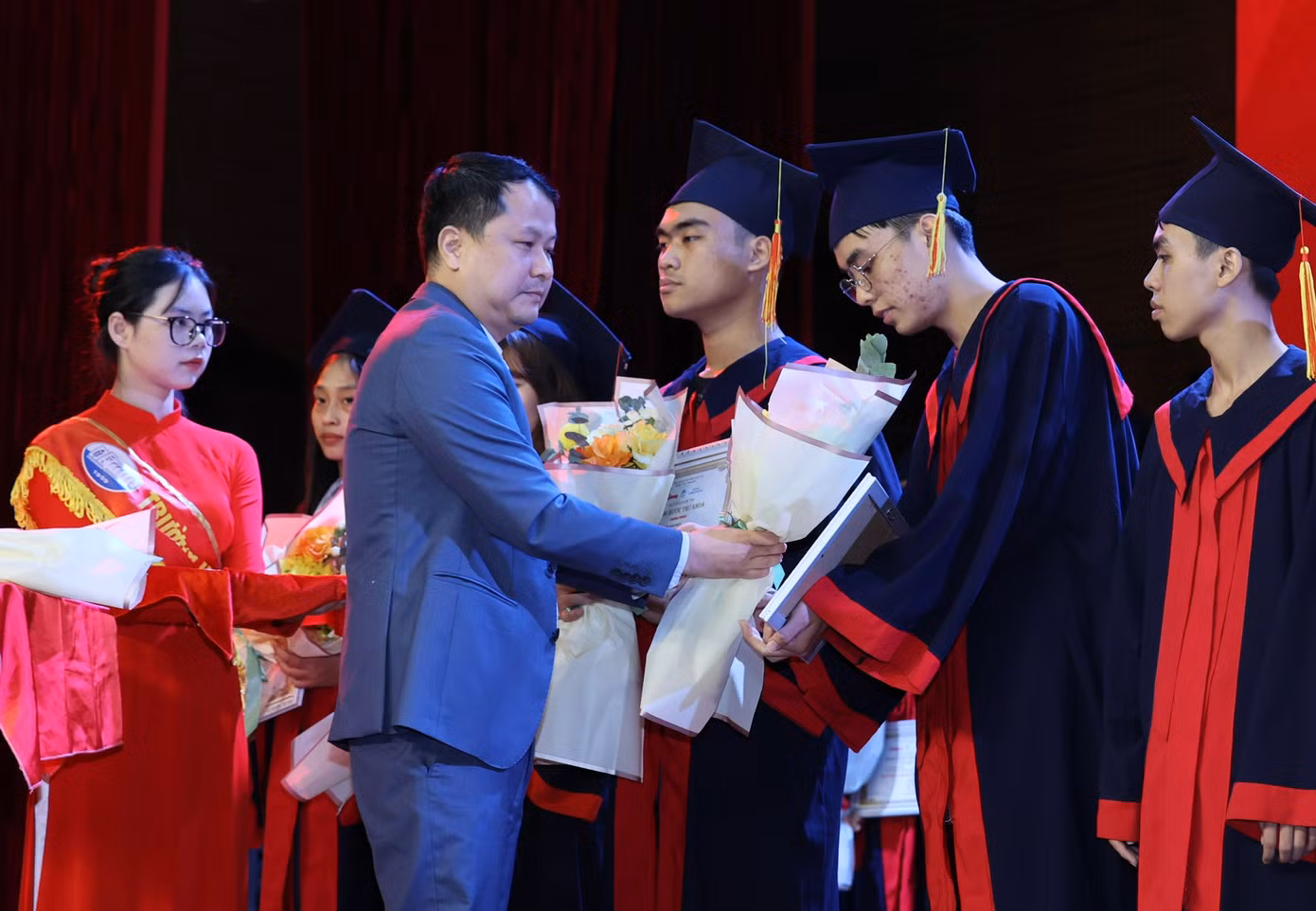 Nhờ có học bổng Nâng bước thủ khoa, Tiến đã có thể trang trải được học phí cho năm học đầu tiên, qua đó giảm bớt gánh nặng cho gia đình.