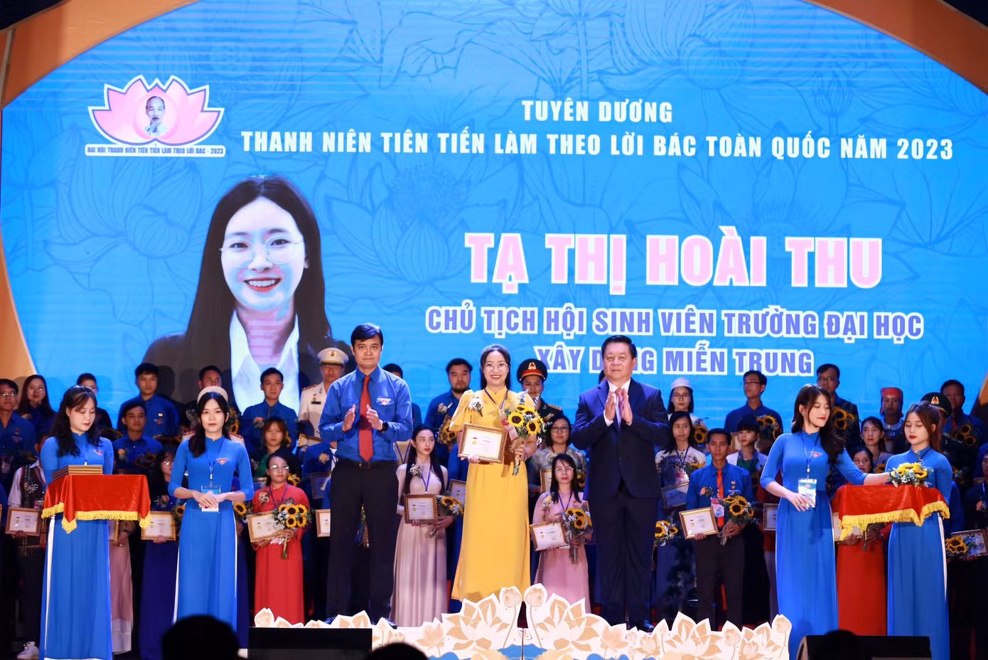 Nữ sinh MUCE được Ban Chấp hành Trung ương Đoàn tặng danh hiệu Thanh niên tiên tiến làm theo lời Bác toàn quốc lần thứ VII năm 2023. Nữ sinh MUCE được Ban Chấp hành Trung ương Đoàn tặng danh hiệu Thanh niên tiên tiến làm theo lời Bác toàn quốc lần thứ VII năm 2023.