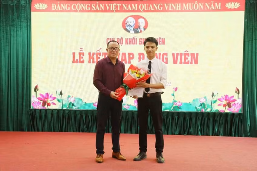 Võ Văn Lít được kết nạp Đảng viên chính thức ngày 19/08/2022.