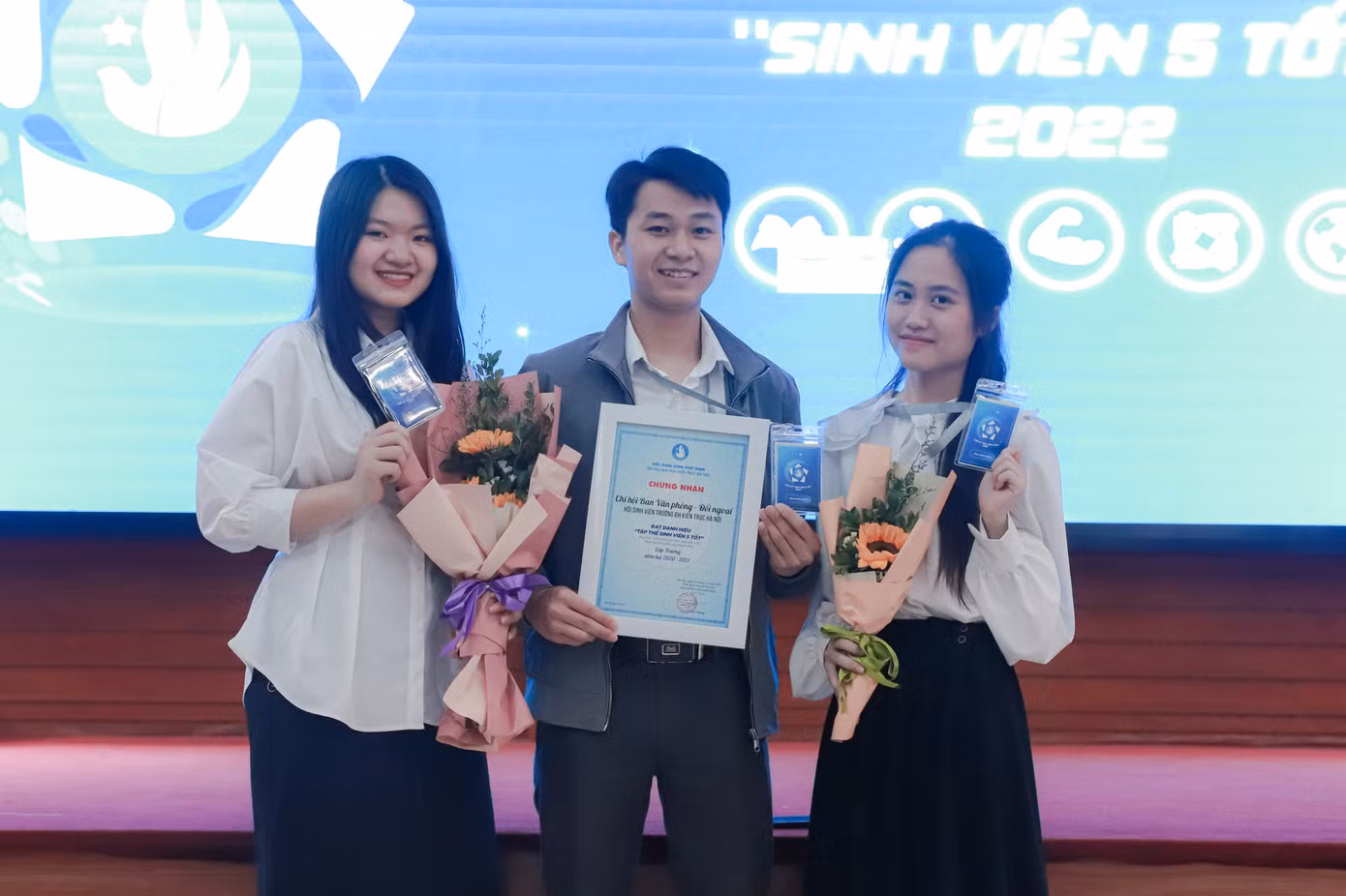 Thùy Liên tại lễ trao tặng danh hiệu Sinh viên 5 tốt.