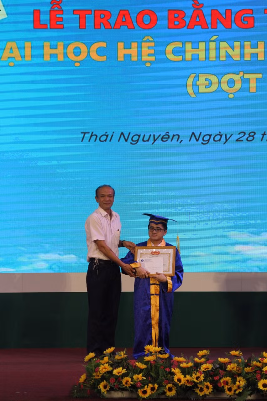 Nguyễn Công Duy nhận khen thưởng.
