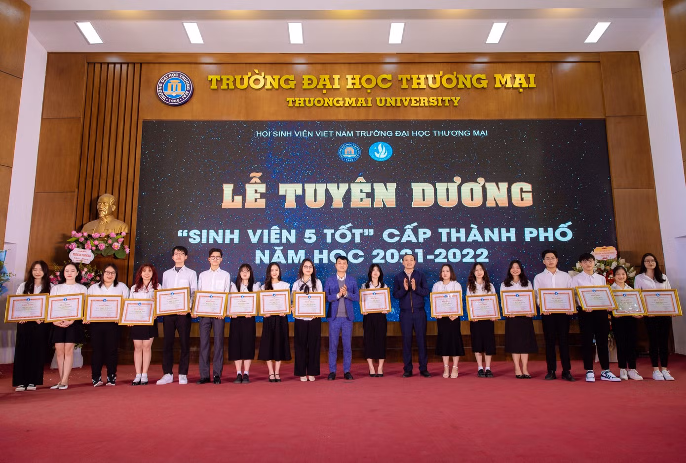 Ngày 9/1/2023, Bảo Ngọc là 1 trong 54 sinh viên của Trường Đại học Thương mại vinh dự được lên nhận bằng khen của Hội sinh viên Thành phố Hà Nội về danh hiệu “Sinh viên 5 tốt”. Ngày 9/1/2023, Bảo Ngọc là 1 trong 54 sinh viên của Trường Đại học Thương mại vinh dự được lên nhận bằng khen của Hội sinh viên Thành phố Hà Nội về danh hiệu “Sinh viên 5 tốt”.