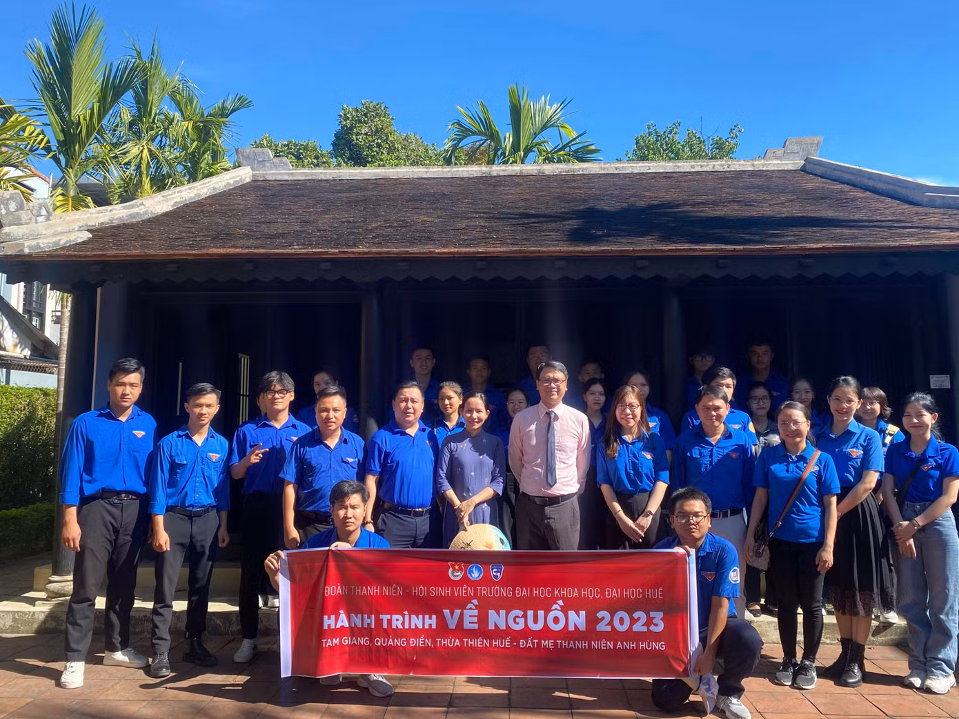 Tham quan và tìm hiểu về nhà lưu niệm Chủ tịch Hồ Chí Minh tại phường Thuận Lộc, thành phố Huế.