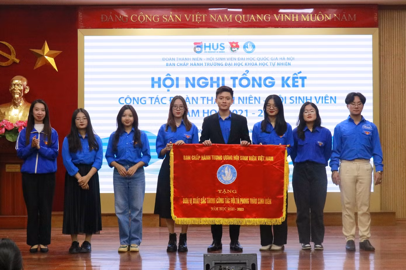 Phương Trang (thứ tư từ trái sang) cùng Ban Thư ký Hội Sinh viên Trường nhận Cờ thi đua cấp Trung ương.