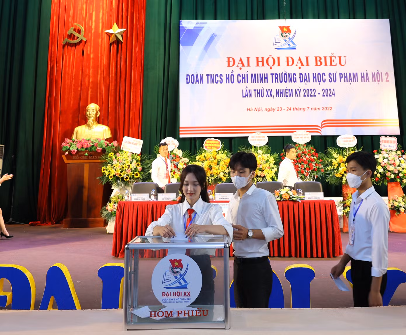 Tú Anh bỏ phiếu bầu Ban Chấp hành khoá mới tại Đại hội Đại biểu Đoàn TNCS Hồ Chí Minh Trường ĐHSP Hà Nội 2 lần thứ XX, nhiệm kỳ 2022-2024.