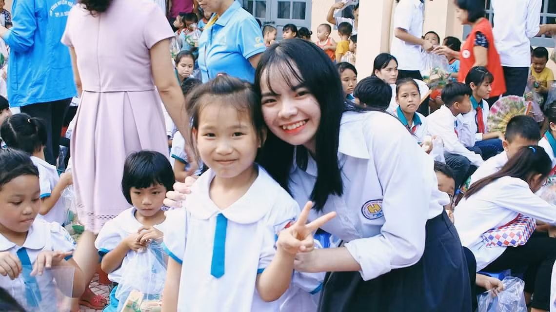 Từ những năm tháng cấp 3, Mỹ Oanh đã gắn bó với một số hoạt động tình nguyện.