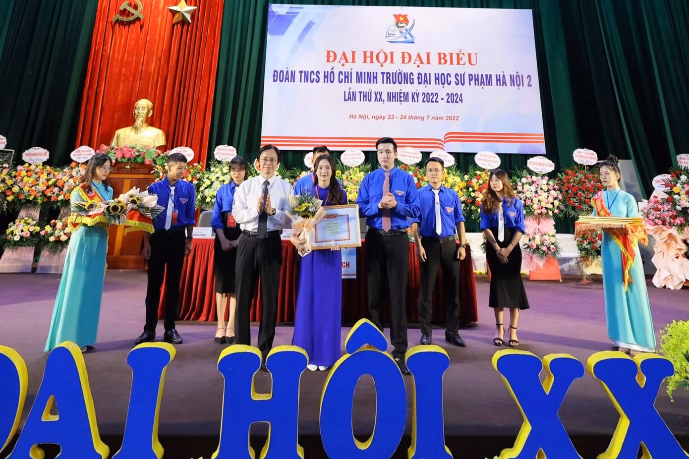 Tú Anh nhận bằng khen tại Đại hội Đại biểu Đoàn TNCS Hồ Chí Minh Trường Đại học Sư phạm Hà Nội 2 lần thứ XX, nhiệm kỳ 2022-2024.