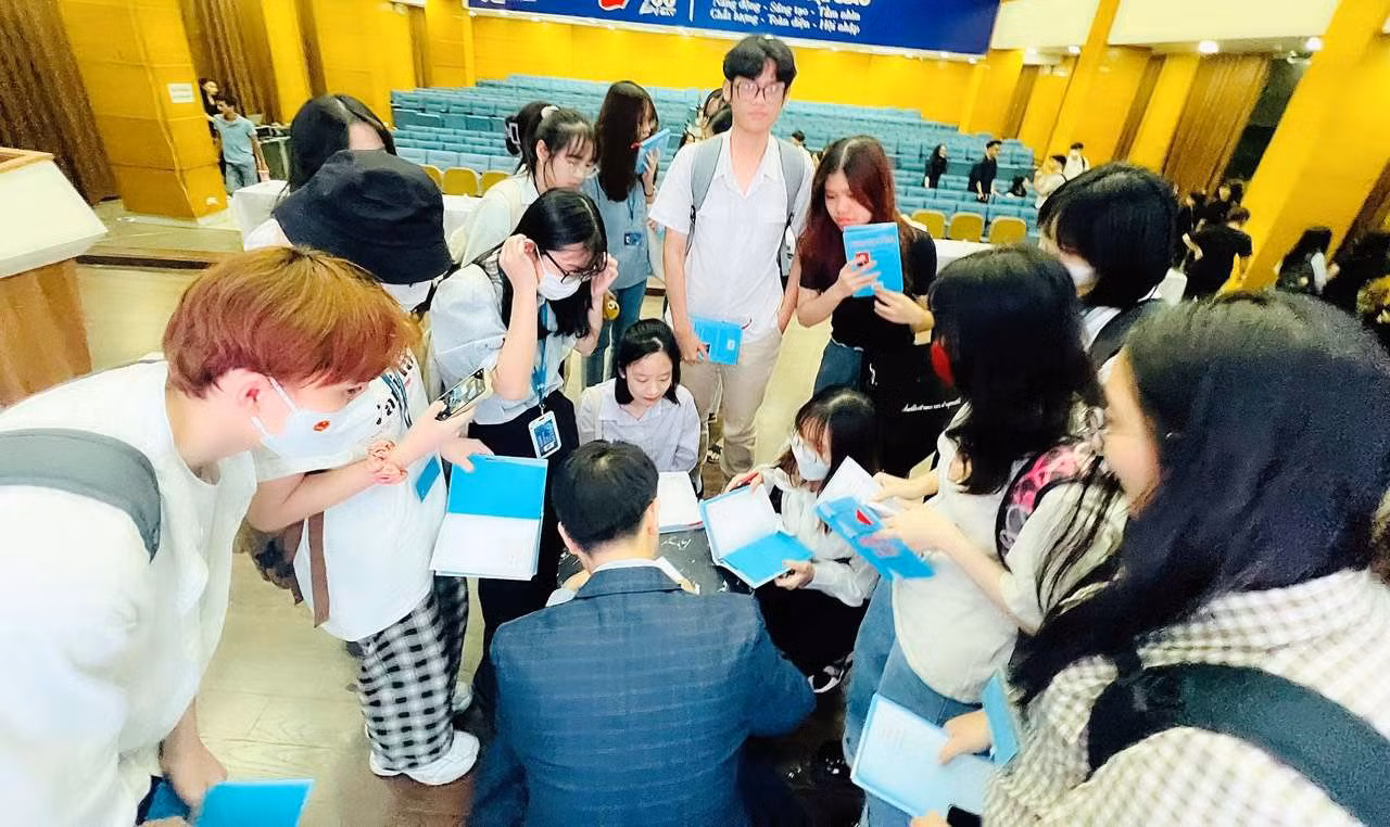 Cuối chương trình, tác giả, nhà báo Nguyễn Tuấn Anh ký tặng sách cho các bạn sinh viên. Cuối chương trình, tác giả, nhà báo Nguyễn Tuấn Anh ký tặng sách cho các bạn sinh viên.