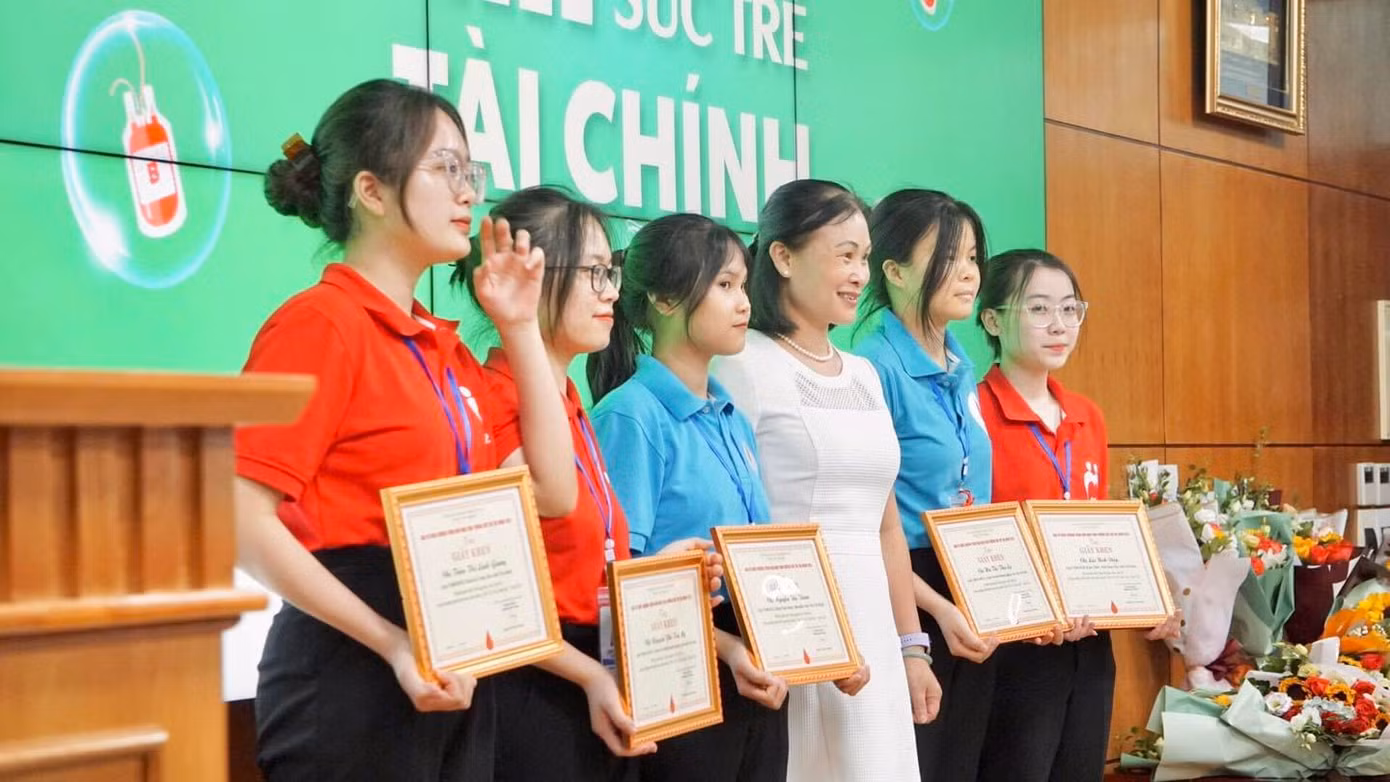 Trà My nhận khen thưởng Tình nguyện viên xuất sắc chương trình hiến máu toàn trường Sức trẻ Tài chính lần 1 năm 2023.