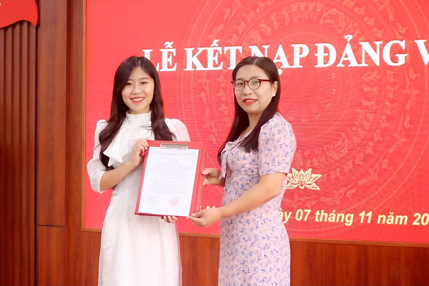 PGS.TS Đỗ Thị Thúy Phương - Bí thư chi bộ, trưởng khoa Kế toán trao quyết định Kết nạp Đảng cho quần chúng ưu tú Minh Ngọc.
