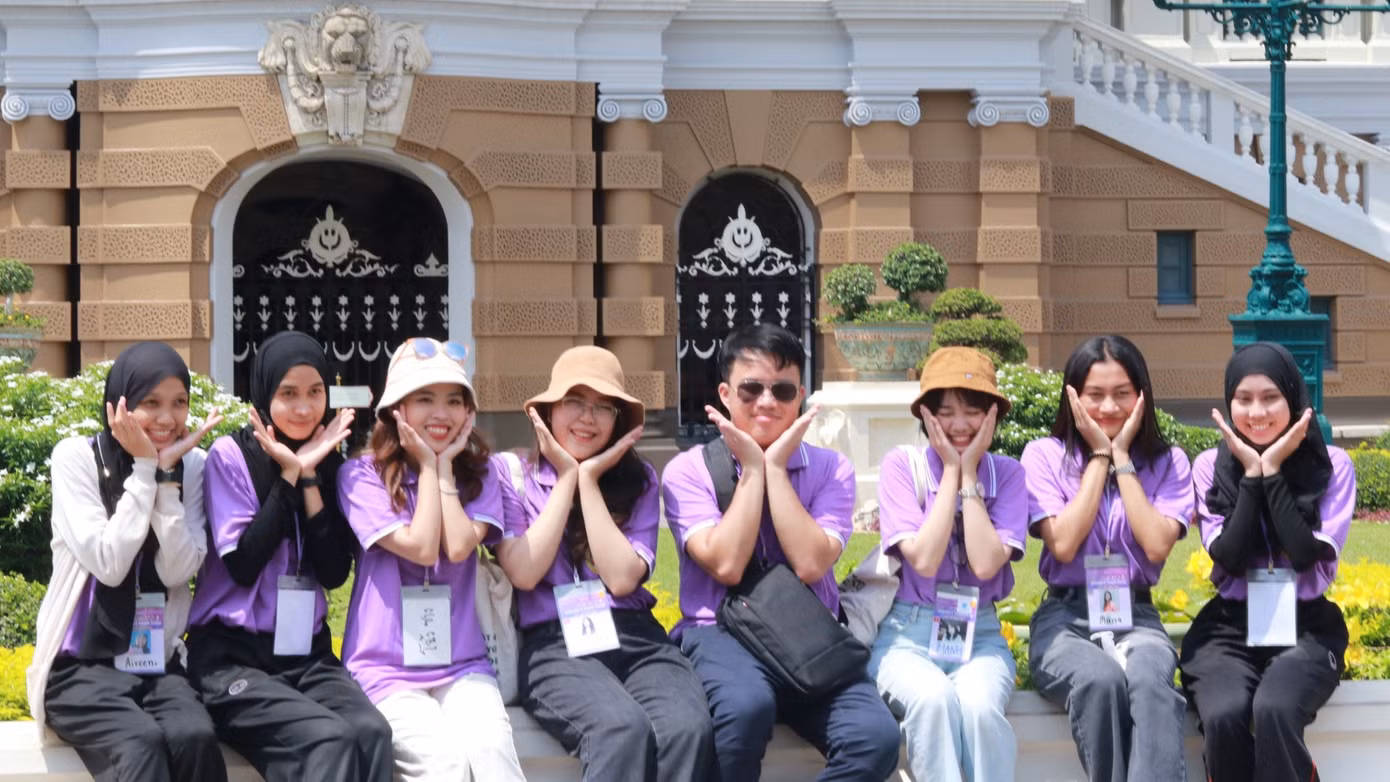 Đoàn Việt Nam và các bạn buddy tại Cung điện Thái Lan.