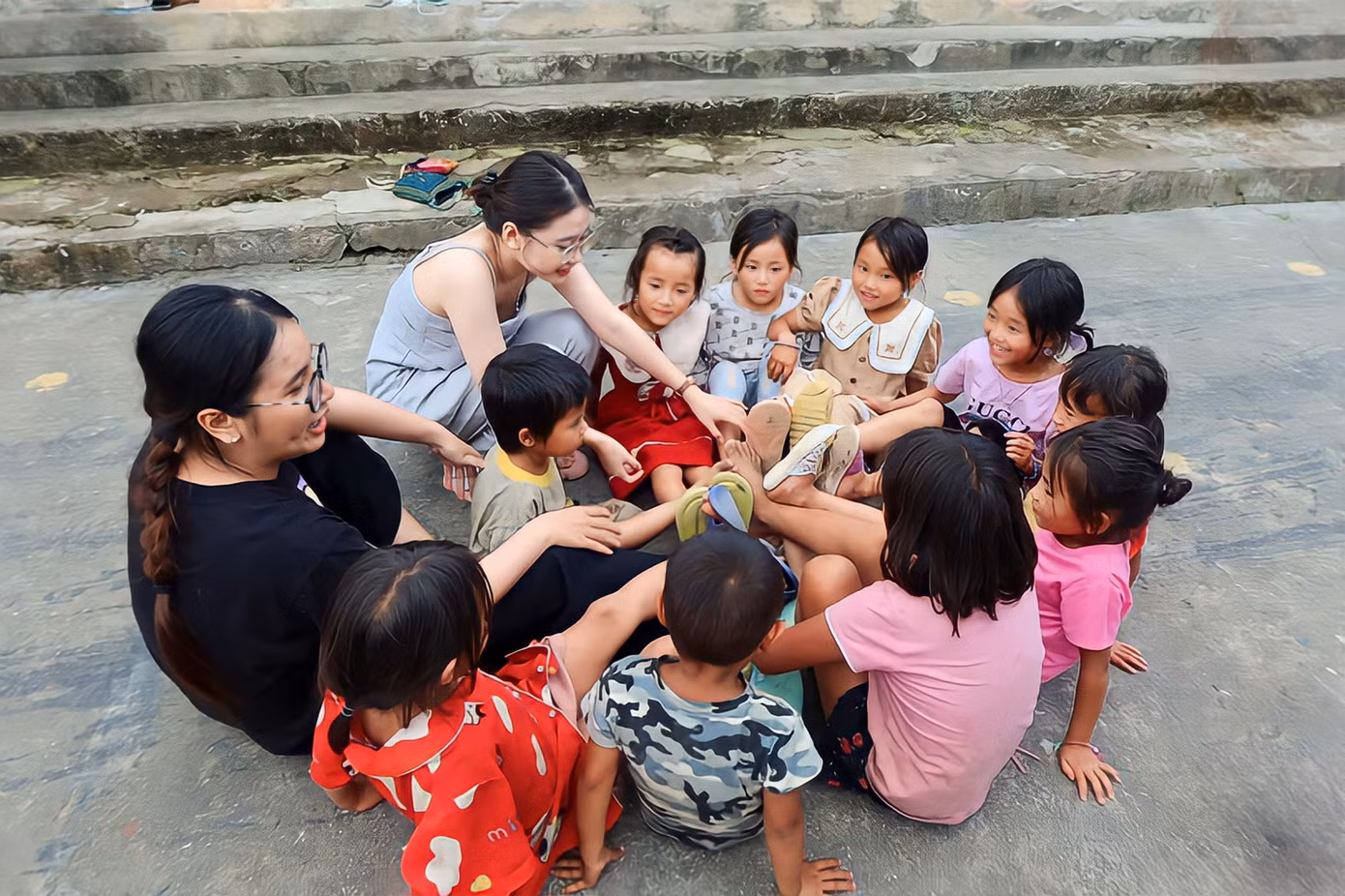 Liên tham gia tình nguyện giúp đỡ các em bé vùng cao. Liên tham gia tình nguyện giúp đỡ các em bé vùng cao.