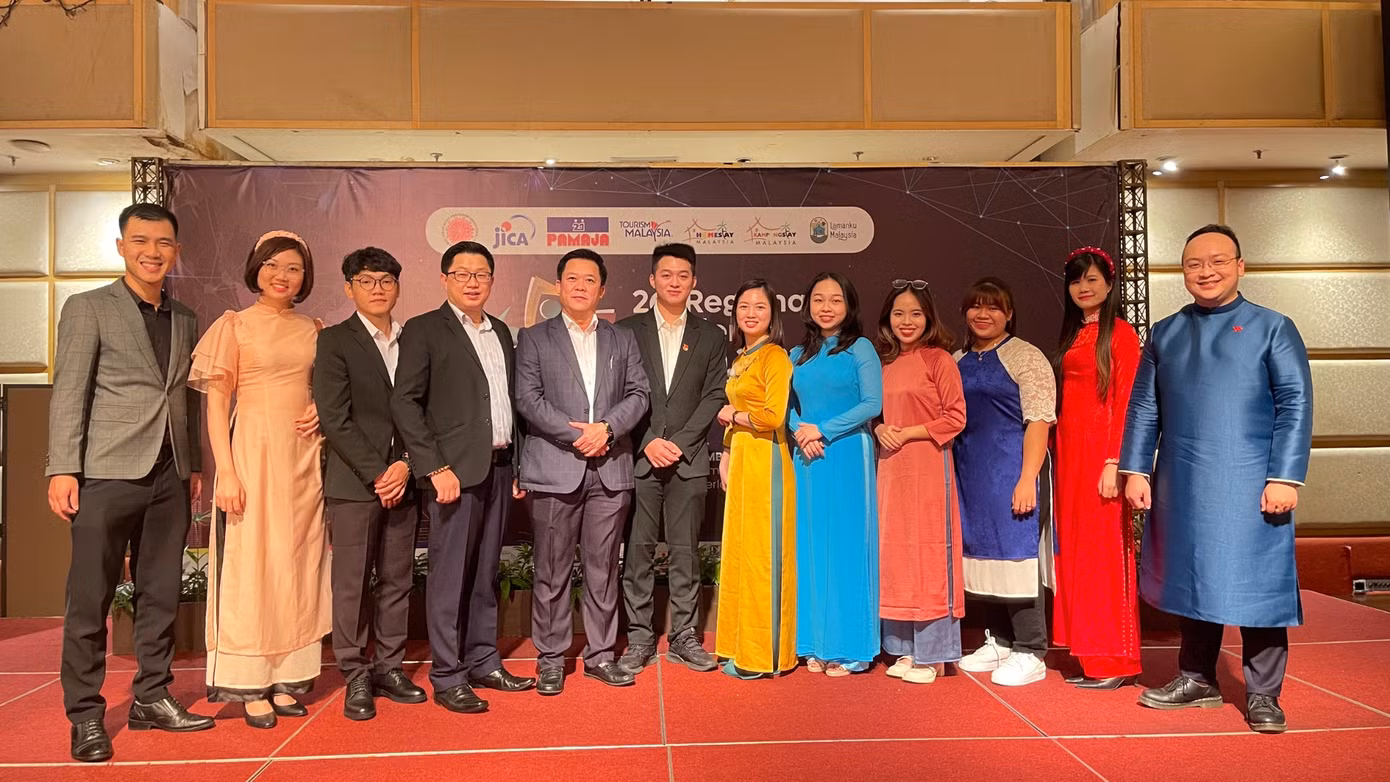 Châu Giang (thứ 4 từ phải qua) cùng đoàn Việt Nam tại trại thanh niên AJAFA-21 Malaysia năm 2022